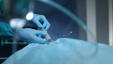 外科医生手注射器吸血血注射器外科医生操作